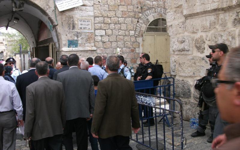 صور: مئات المقدسيين يؤدون الجمعة في شوارع القدس‎