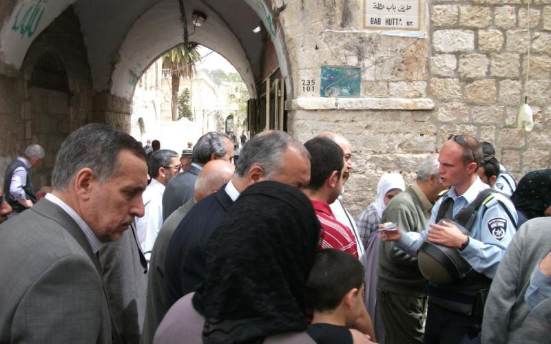 صور: مئات المقدسيين يؤدون الجمعة في شوارع القدس‎
