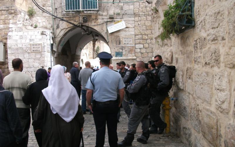 صور: مئات المقدسيين يؤدون الجمعة في شوارع القدس‎