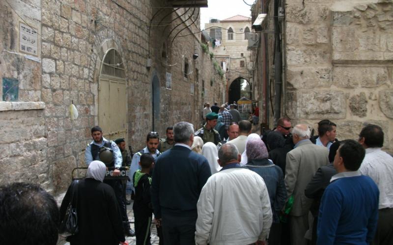 صور: مئات المقدسيين يؤدون الجمعة في شوارع القدس‎