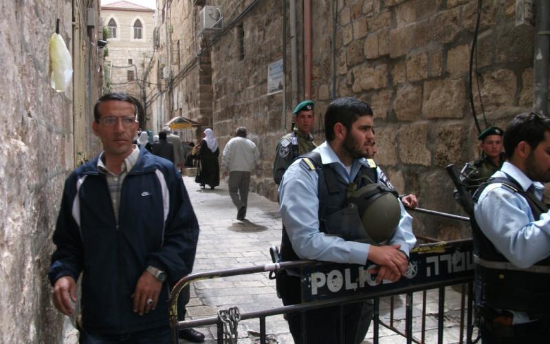 صور: مئات المقدسيين يؤدون الجمعة في شوارع القدس‎
