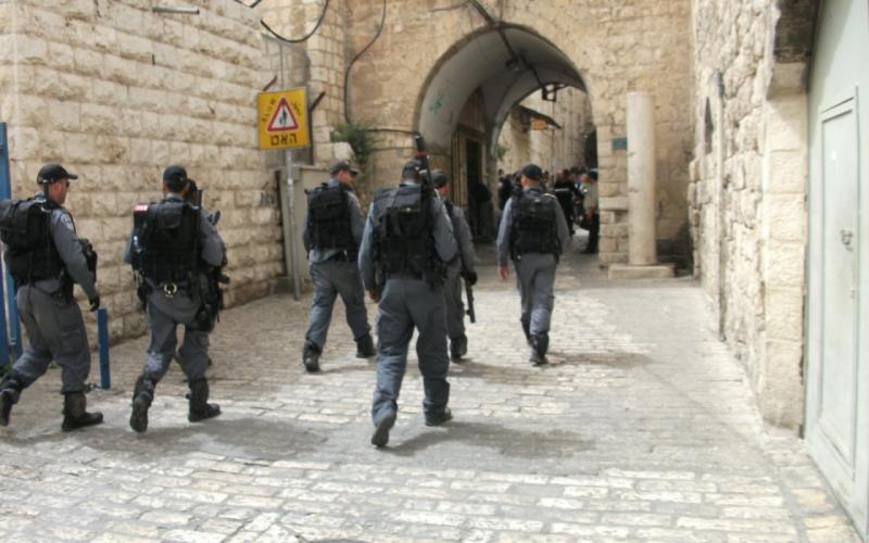صور: مئات المقدسيين يؤدون الجمعة في شوارع القدس‎