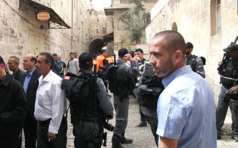 صور: مئات المقدسيين يؤدون الجمعة في شوارع القدس‎