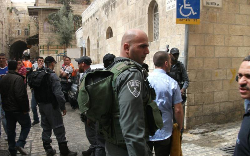 صور: مئات المقدسيين يؤدون الجمعة في شوارع القدس‎