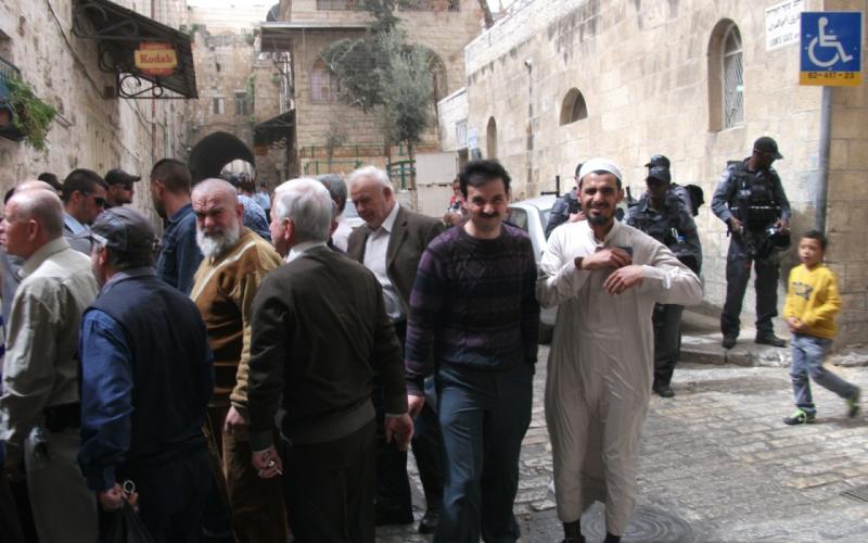 صور: مئات المقدسيين يؤدون الجمعة في شوارع القدس‎