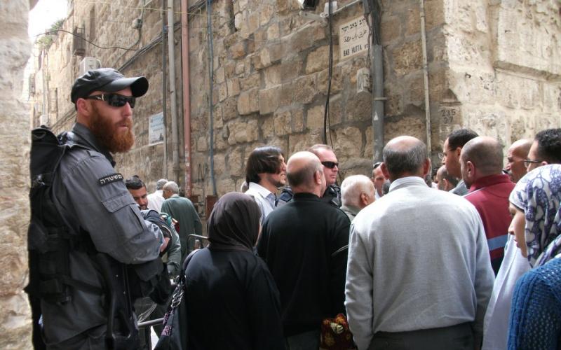 صور: مئات المقدسيين يؤدون الجمعة في شوارع القدس‎