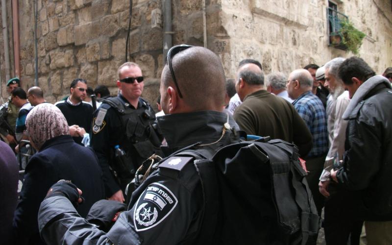 صور: مئات المقدسيين يؤدون الجمعة في شوارع القدس‎