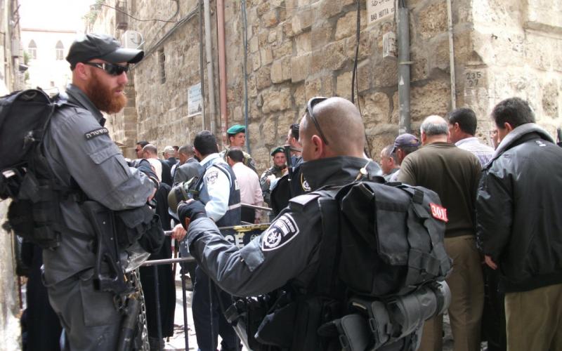 صور: مئات المقدسيين يؤدون الجمعة في شوارع القدس‎