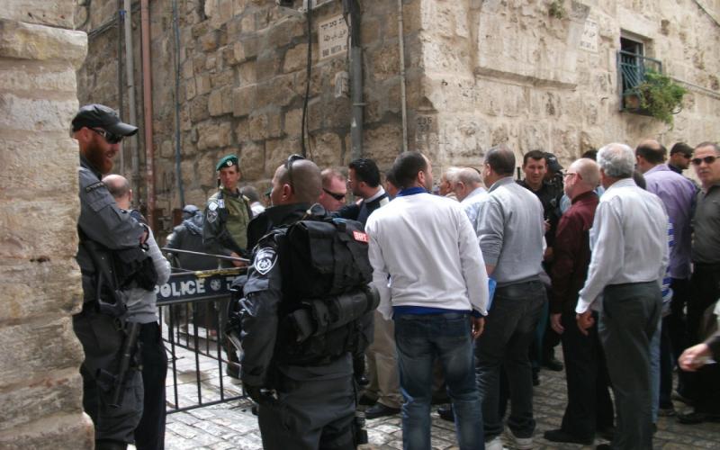 صور: مئات المقدسيين يؤدون الجمعة في شوارع القدس‎