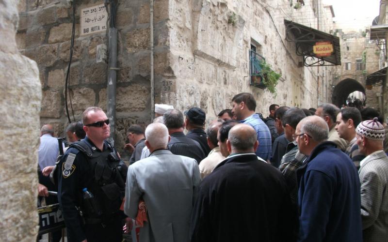 صور: مئات المقدسيين يؤدون الجمعة في شوارع القدس‎