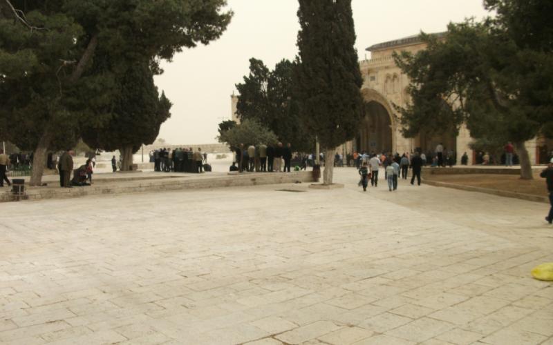 صور: مئات المقدسيين يؤدون الجمعة في شوارع القدس‎