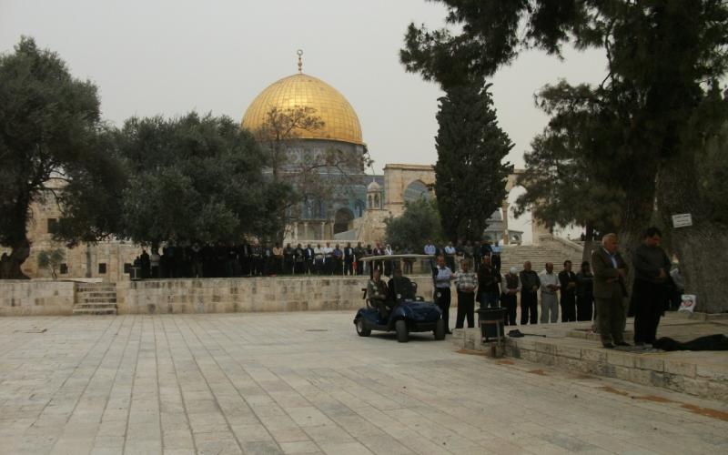 صور: مئات المقدسيين يؤدون الجمعة في شوارع القدس‎