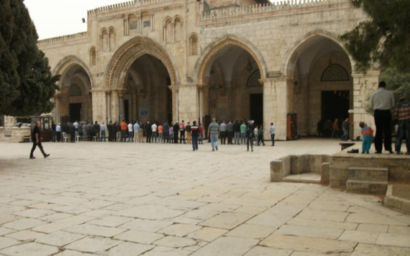 صور: مئات المقدسيين يؤدون الجمعة في شوارع القدس‎