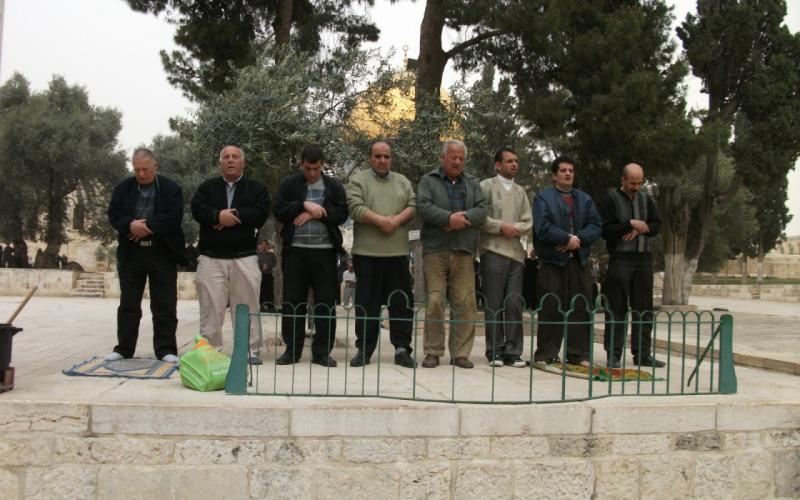 صور: مئات المقدسيين يؤدون الجمعة في شوارع القدس‎