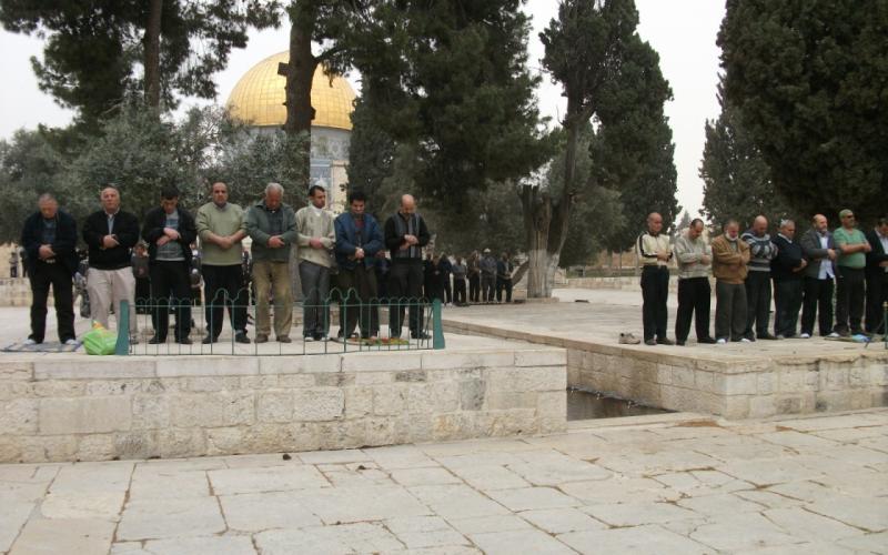 صور: مئات المقدسيين يؤدون الجمعة في شوارع القدس‎
