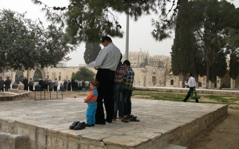 صور: مئات المقدسيين يؤدون الجمعة في شوارع القدس‎