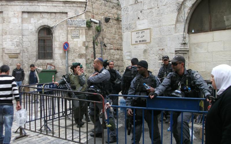 صور: مئات المقدسيين يؤدون الجمعة في شوارع القدس‎