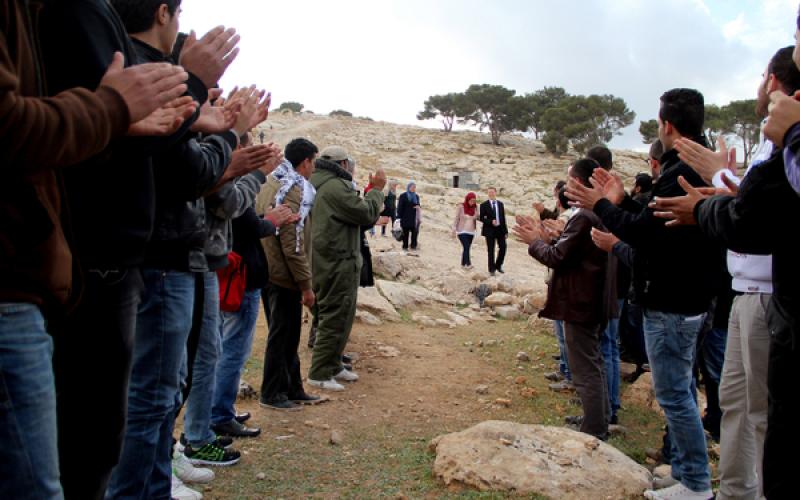 صور: عرس فلسطيني على أنقاض قرية مهدمة