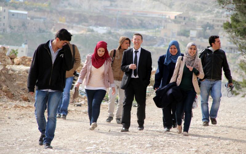 صور: عرس فلسطيني على أنقاض قرية مهدمة