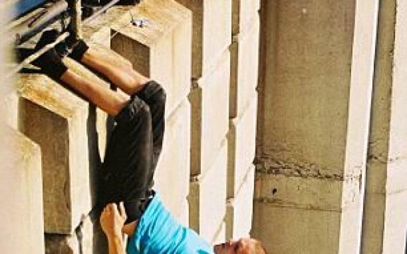 صور: الرجل العنكبوت "سبايدر مان" يظهر في أوكرانيا