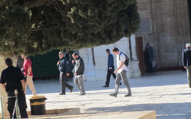 بالصور:"حاخام" ومتطرفون يدنسون الأقصى