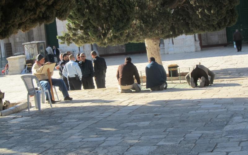 بالصور:"حاخام" ومتطرفون يدنسون الأقصى
