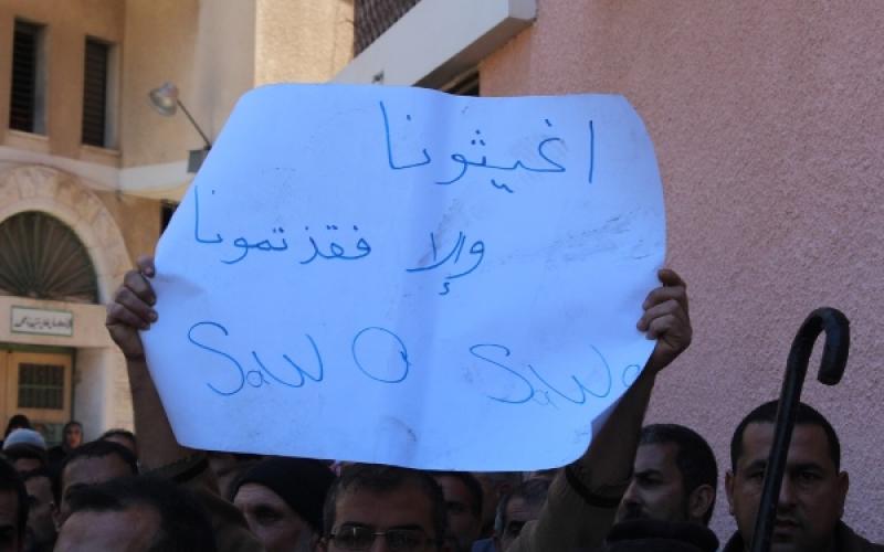 بالصور: لاجئون يعترضون مدير أونروا بجباليا