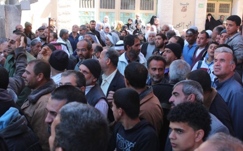 بالصور: لاجئون يعترضون مدير أونروا بجباليا