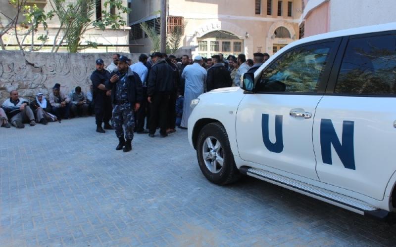 بالصور: لاجئون يعترضون مدير أونروا بجباليا