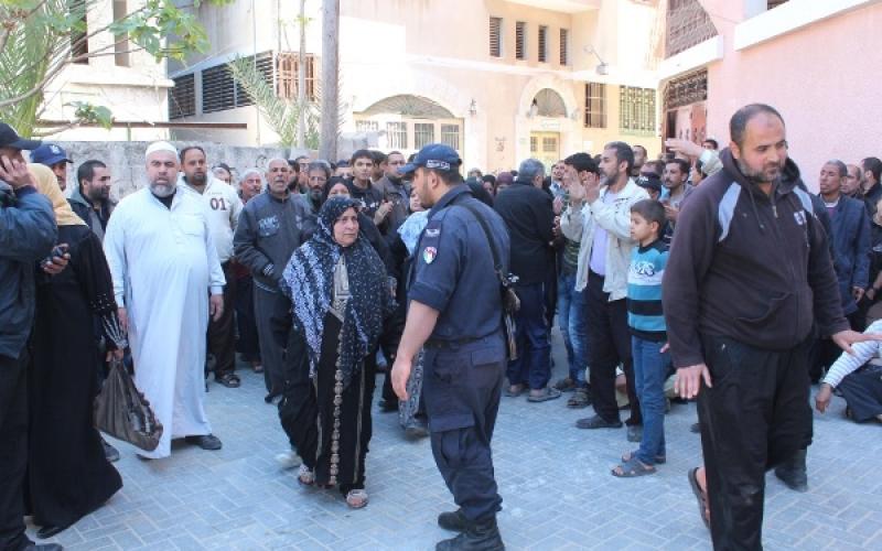 بالصور: لاجئون يعترضون مدير أونروا بجباليا