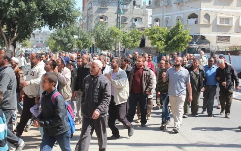 بالصور: لاجئون يعترضون مدير أونروا بجباليا