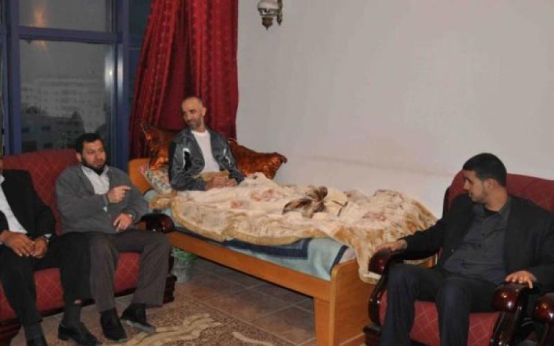 بالصور: حماس بالوسطى تزور الشراونة ومنزل الياسين