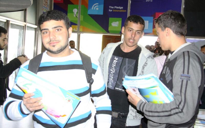 صور: توزيع "دليل النجاح" على طلبة الثانوية العامة