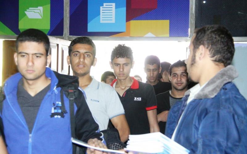 صور: توزيع "دليل النجاح" على طلبة الثانوية العامة