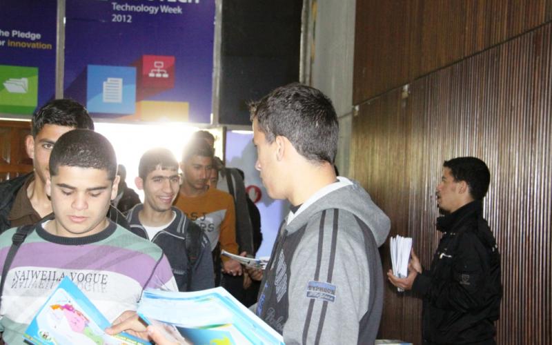 صور: توزيع "دليل النجاح" على طلبة الثانوية العامة