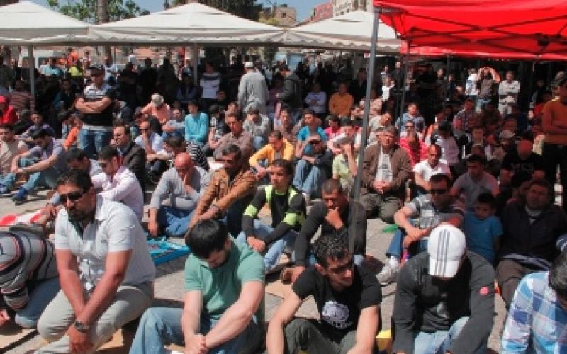 بالصور: مقدسيون يؤدون صلاة الجمعة في الشوارع