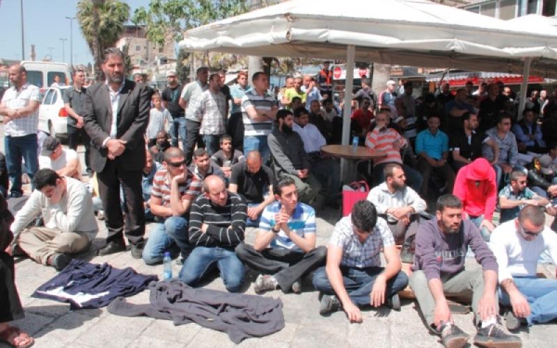 بالصور: مقدسيون يؤدون صلاة الجمعة في الشوارع