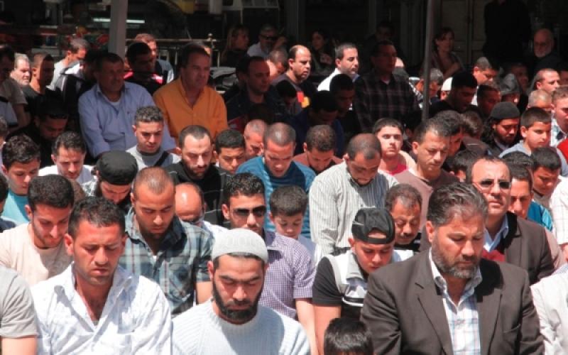 بالصور: مقدسيون يؤدون صلاة الجمعة في الشوارع