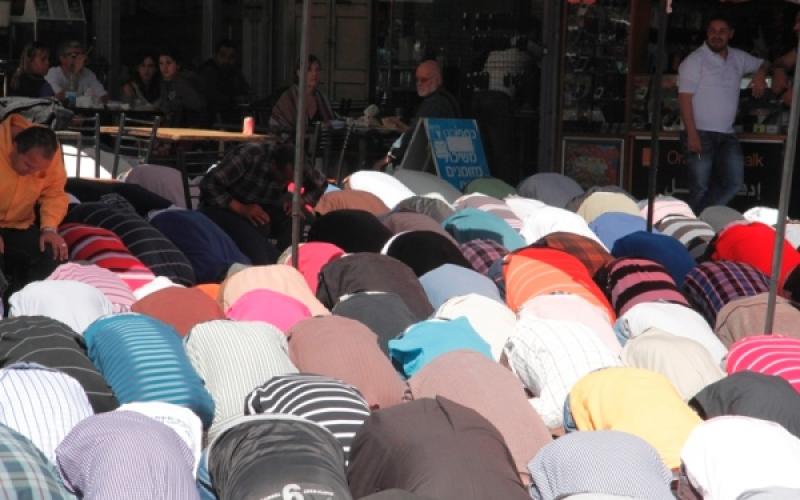 بالصور: مقدسيون يؤدون صلاة الجمعة في الشوارع