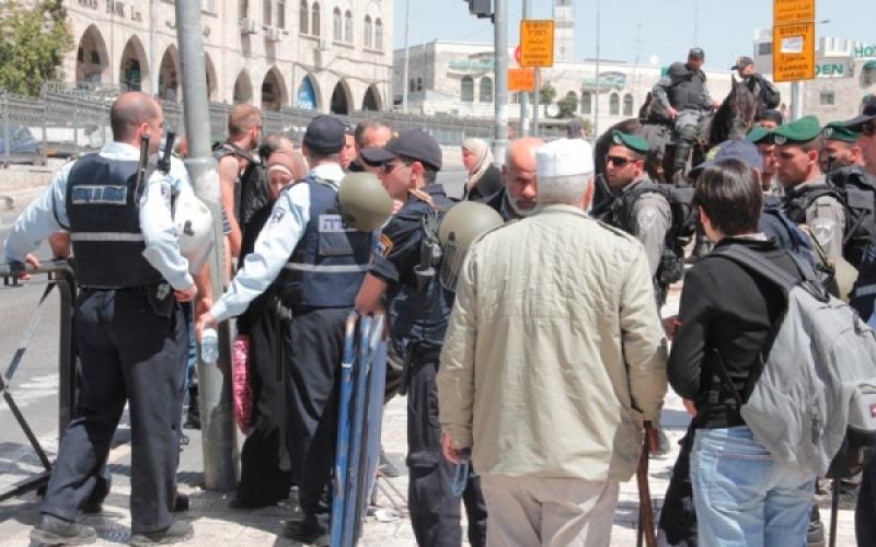 بالصور: مقدسيون يؤدون صلاة الجمعة في الشوارع