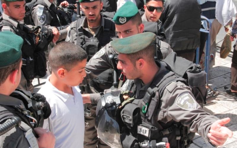 بالصور: مقدسيون يؤدون صلاة الجمعة في الشوارع