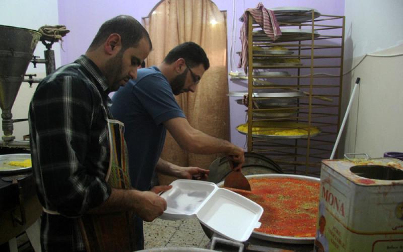 صور: "المحررون" يفتتحون محلاً للحلويات في غزة