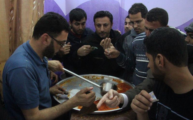 صور: "المحررون" يفتتحون محلاً للحلويات في غزة