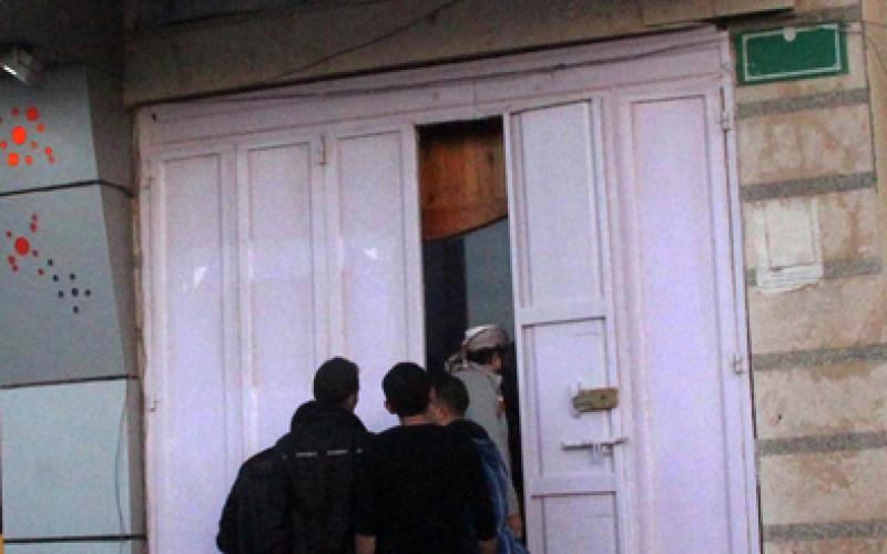صور: "المحررون" يفتتحون محلاً للحلويات في غزة