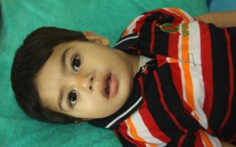 بالصور: خطأ تشخيصي يصيب محمد بـ"الشلل"