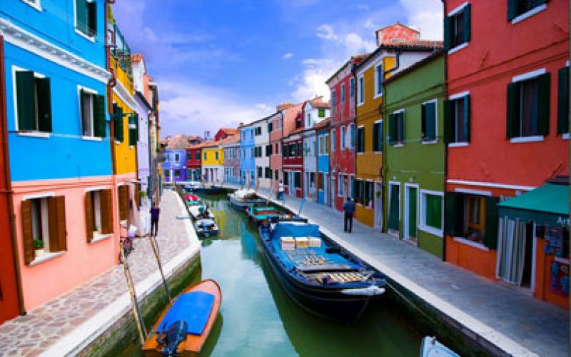 البيوت الملونة في جزيرة "بورانو" الإيطالية