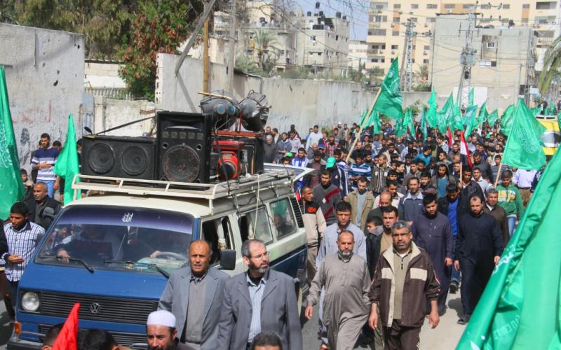 صور: مسيرات بغزة لاستنكار حظر "حماس"