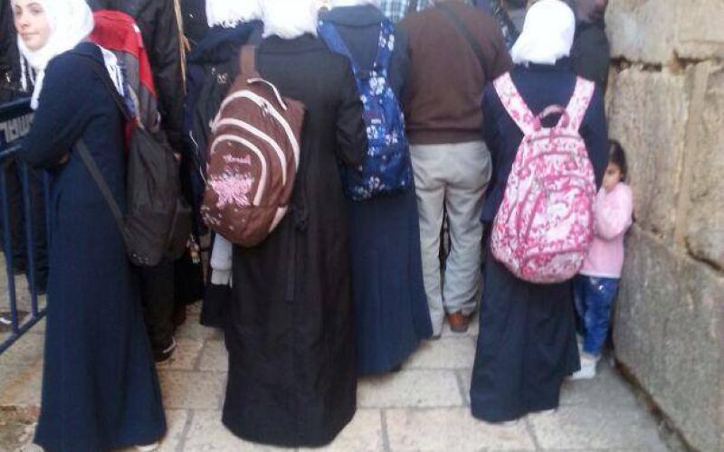 بالصور: إصابة مُصلي وحصار آخرين بالأقصى