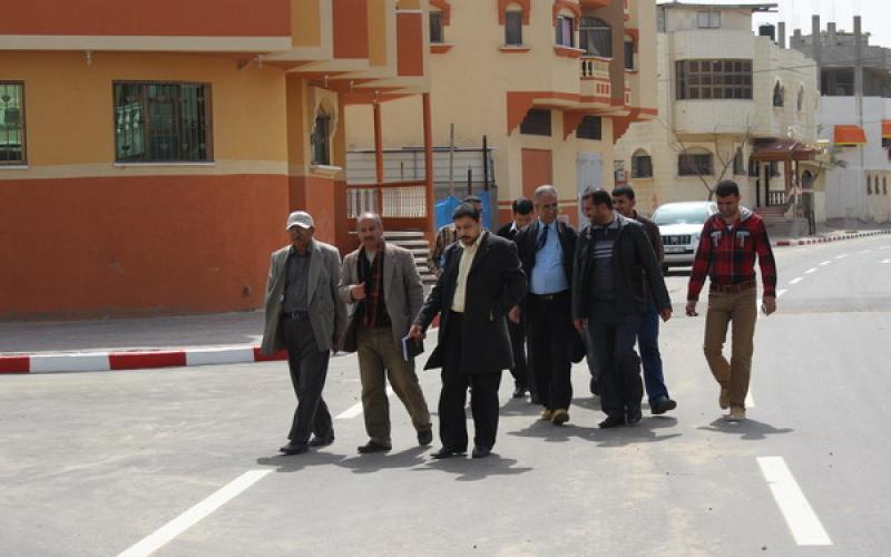 بالصور: بلدية رفح تستلم مشروع تطوير شارع 12