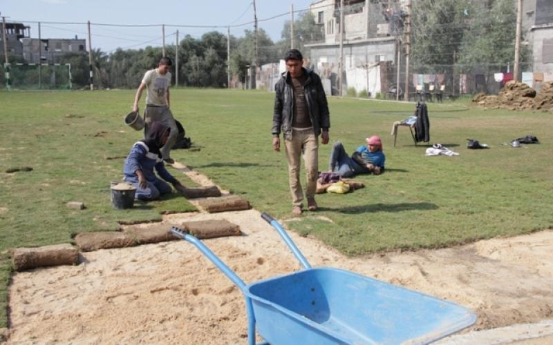 صور:ترميم ملعب نادي شباب المغازي وسط القطاع